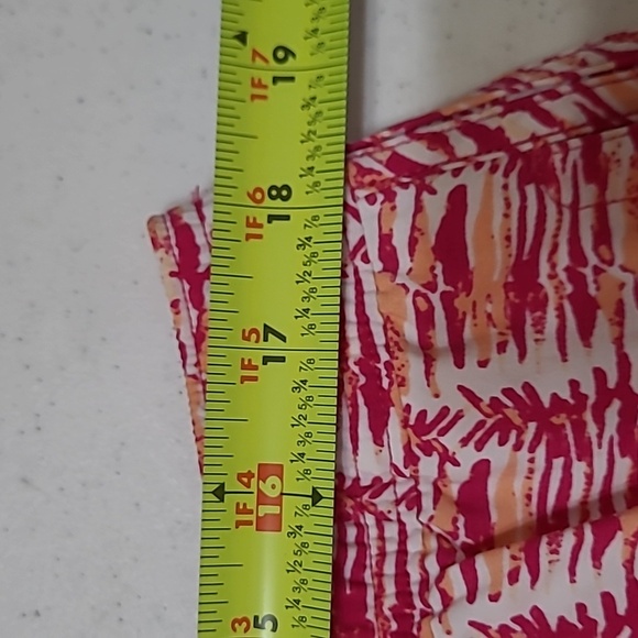 Vineyard Vines women's shorts with a vibrant pink and orange pattern size Large - Picture 7 of 10